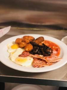 un plato de desayuno con huevos y patatas en The Ship Leopard Boutique Hotel - No Children en Portsmouth