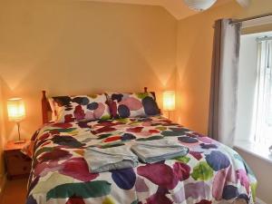 A bed or beds in a room at Lobster Cottage 