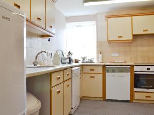 A kitchen or kitchenette at The Great Lodging Red House 