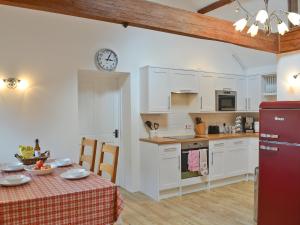 A kitchen or kitchenette at Hambush Cottage 