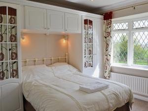 A bed or beds in a room at The Paddock Annexe 