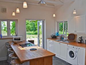 A kitchen or kitchenette at Grove Wood Cottage 