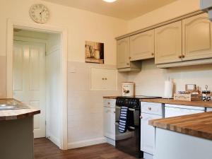A kitchen or kitchenette at Grassington Road 