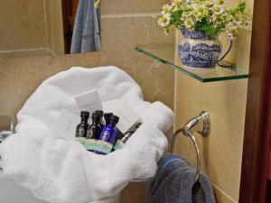 A bathroom at Wise Hare Cottage 