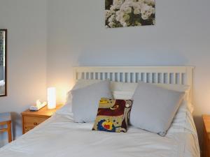 A bed or beds in a room at Mayfair 