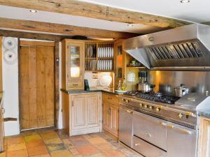 A kitchen or kitchenette at Park Farmhouse 