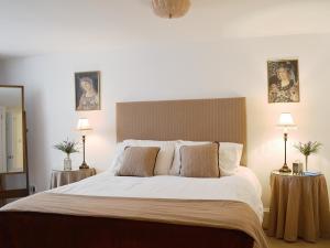 A bed or beds in a room at The Great Lodging Garden Flat 