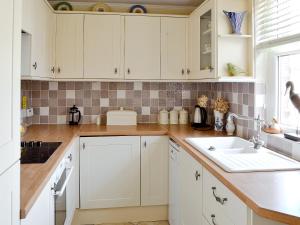 A kitchen or kitchenette at Old Hollow Cottage 