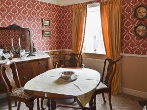 A restaurant or other place to eat at Old Hollow Cottage 