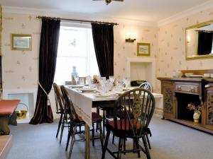 A restaurant or other place to eat at The Great Lodging Red House 