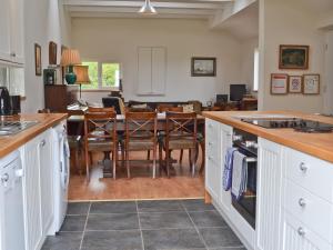A kitchen or kitchenette at Grove Wood Cottage 
