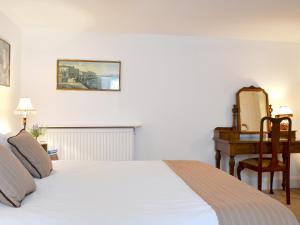 A bed or beds in a room at The Great Lodging Garden Flat 