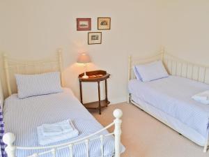 A bed or beds in a room at Rum Bosun 