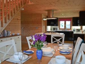 A restaurant or other place to eat at Puddleduck 