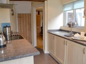 A kitchen or kitchenette at Guild Cottage 