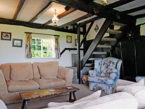 A seating area at Castle Cottage 