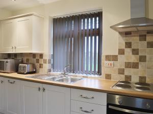 A kitchen or kitchenette at Razorbill Cottage 