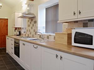 A kitchen or kitchenette at Puffin Cottage 