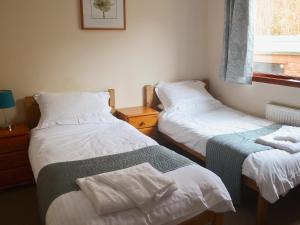A bed or beds in a room at Lochside 