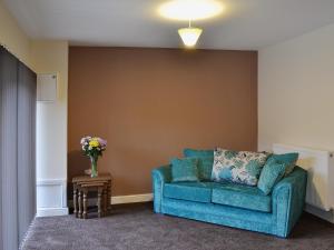 A seating area at Razorbill Cottage 