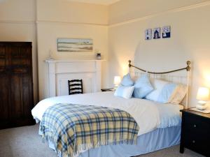A bed or beds in a room at Coastal View 
