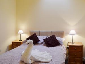 A bed or beds in a room at Gannet Cottage 