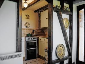 A kitchen or kitchenette at Castle Cottage 