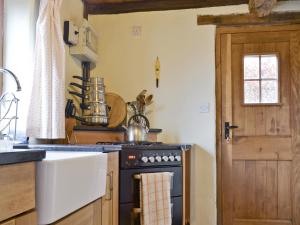 A kitchen or kitchenette at Buckshead Eco Cottage 