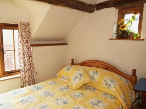 A bed or beds in a room at Buckshead Eco Cottage 