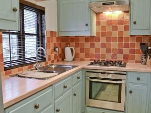 A kitchen or kitchenette at Warren Cottage 