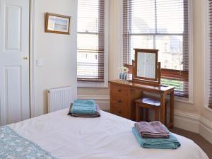 A bed or beds in a room at Claremont House - Suite 2 