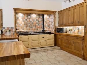 A kitchen or kitchenette at The Farmhouse 