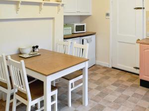 A kitchen or kitchenette at Coastal View 