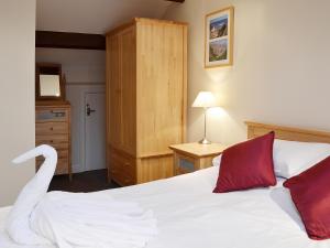 A bed or beds in a room at Kittiwake Cottage 