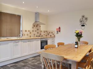 A kitchen or kitchenette at Kittiwake Cottage 