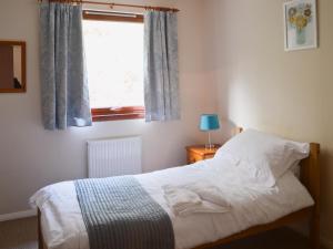 A bed or beds in a room at Lochside 