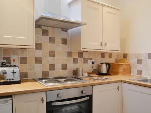 A kitchen or kitchenette at Gannet Cottage 