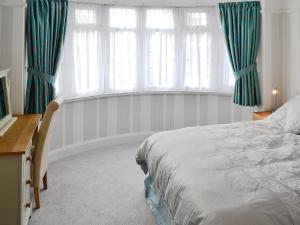 A bed or beds in a room at Sea Shell House 