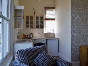 A kitchen or kitchenette at Claremont House - Suite 1 