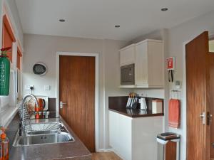 A kitchen or kitchenette at Balnowart Bungalow 