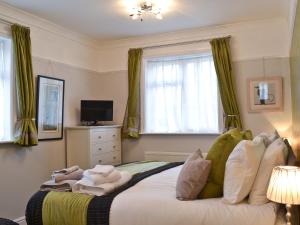 A television and/or entertainment center at Solent Sea Scapes 