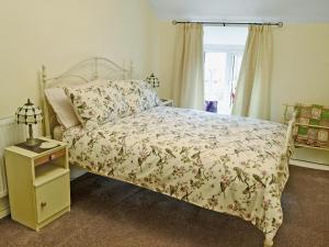A bed or beds in a room at Cartref 