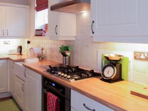 A kitchen or kitchenette at Easter Cottage 