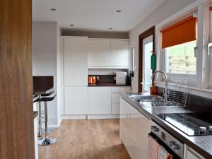 A kitchen or kitchenette at Balnowart Bungalow 