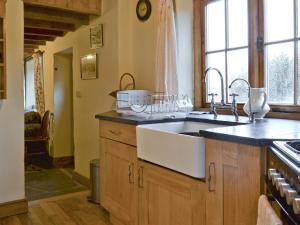A kitchen or kitchenette at Buckshead Eco Cottage 