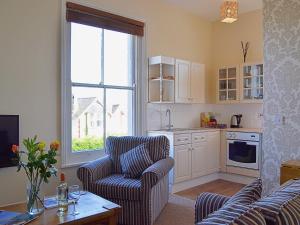 A kitchen or kitchenette at Claremont House - Suite 1 