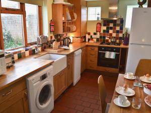 A kitchen or kitchenette at Newhaven 