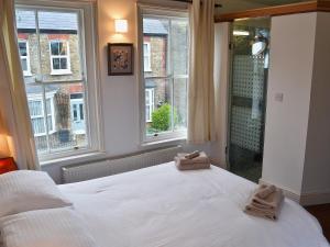 A bed or beds in a room at Newhaven 