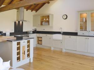 A kitchen or kitchenette at Sutton Farm View 
