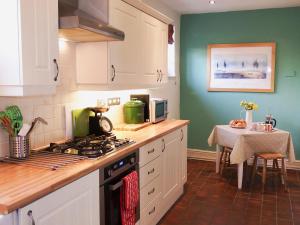 A kitchen or kitchenette at Easter Cottage 